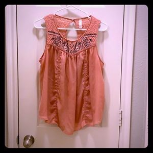 Sleeveless blouse w/ Crochet & embroidery detail